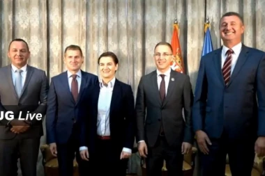 (VIDEO) Ministar Stefanović i premijerka Ana Brnabić dočekali policajce koju su spasili otetog dečaka iz Stare Pazove!