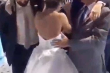 (VIDEO) Suze sam kreću: Mladoženja u invalidskim kolicima maštao o prvom plesu sa mladom, a onda su mu prijatelji ispunili želju