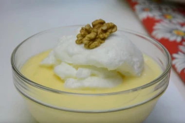 STARINSKA KREMASTA POSLASTICA: Šnenokle dobijaju moderne nazive poput "floating island", ali ukus ostaje isti!