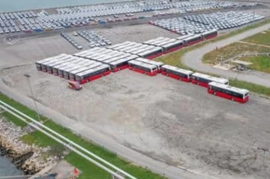 (FOTO) Kineski autobusi stigli do Kopra, sledi put do Beograda