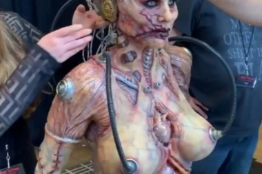 (VIDEO) Najjeziviji kostim za Noć veštica: Nećete verovati ko se krije iza ženskog horor Frankenštajna!