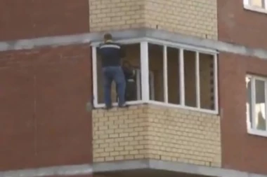 (ŠOK VIDEO) Pretrnućete od straha! Majstor visio na prozoru stana na 12 spratu i ne, nije bežao od ljubomornog muža