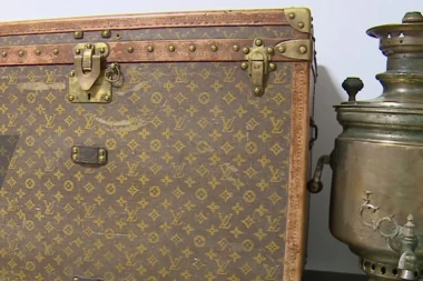 (VIDEO) Penzioneri držali hranu za kokoške u sanduku, nisu ni znali da vredi pravo bogatstvo!