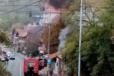 (FOTO) Izbio požar u užarskoj radnji!