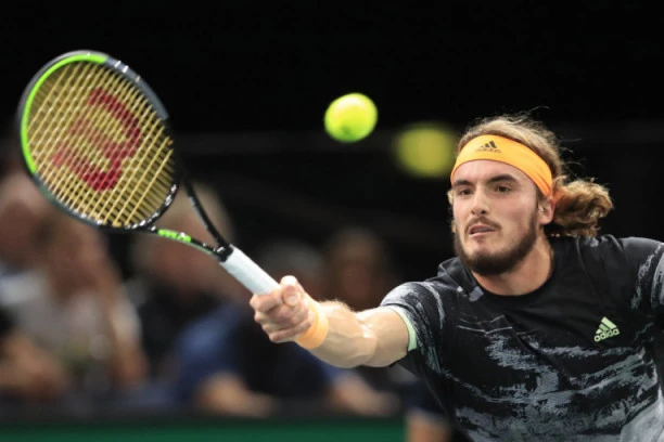 (VIDEO) Udara roditelje svojim reketom? Cicipas "ne zna gde bije", a Vavrinka i Per se šale na njegov račun