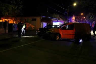 (FOTO) Blokiran saobraćaj od Jagodine ka Kragujevcu: Kombi udario u "mercedes", jedna osoba povređena