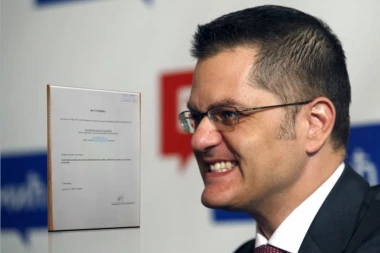 (FOTO) Vuk prop'o! Napuštaju ga najbliži saradnici