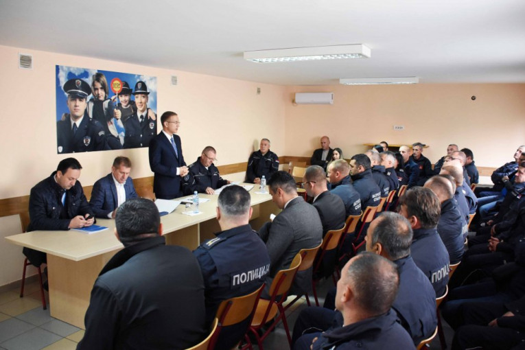 (FOTO) Stefanović u Guči: Policajci i vatrogasci su uvek uz svoj narod!