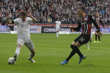 Filip Kostić sa dve asistencije i golom uništio Bajern, pukla petarda u Frankfurtu