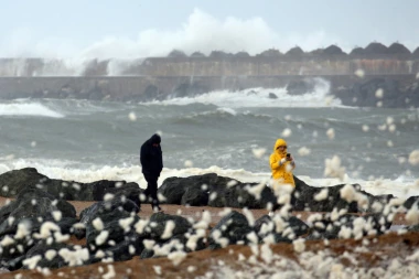 (FOTO) Oluja "Ameli" napravila haos u Francuskoj: Više od 140.000 domaćinstava bez struje!