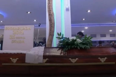 Tradicija se nastavlja! Grobari zaigrali kolce oko mrtvačkog sanduka