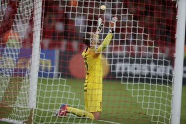 (VIDEO) Pokušaj ubistva: Start za robiju, brazilski golman napravio pogibeljan faul!