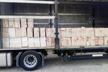 (FOTO) REKORDNA ZAPLENA KOD KRALJEVA! Muškarac iz Novog Pazara ŠVERCOVAO 42.500 paklica cigara