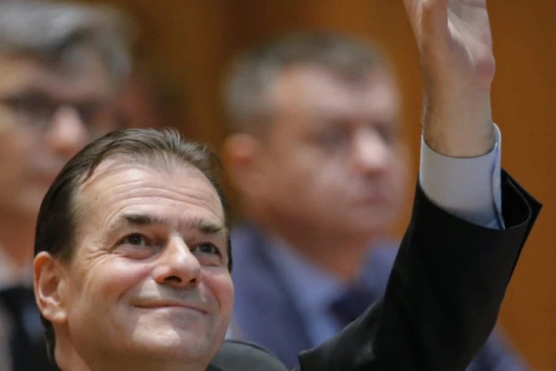 Premijer Rumunije se opustio, pa zaradio kaznu: Spale maske na proslavi rođendana, a palo i pušenje!