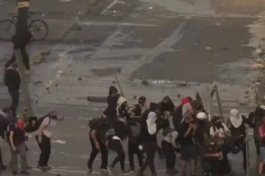 (VIDEO) Čile: U vreme dok se sve treslo od razmene kamenica demonstranatana sa policijom, zatreslo im se i tlo pod nogama!