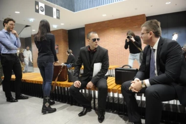 (FOTO, VIDEO) Krcata Palata pravde, svi čekaju ishod suđenja za ubistvo decenije! Evo u kakvom je stanju suprug ubijene Jelene Marjanović