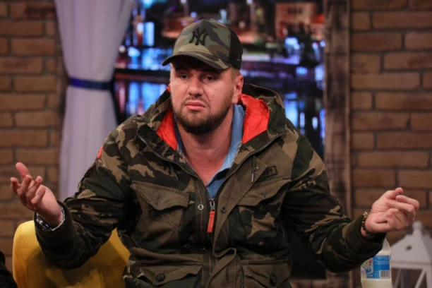 SKANDAL NEVIĐENIH RAZMERA: Janjuš vodio "vruć" razgovor iz toaleta, pa slao GOLE FOTOGRAFIJE! (FOTO)