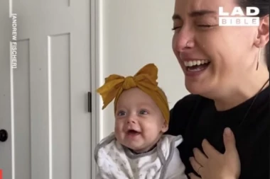 (VIDEO) Ako se sada ne rastopite od miline, nikada nećete: Beba se smeje, mama i tata plaču!