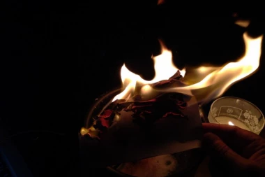 SVE JOJ ODJEDNOM KRENULO NAOPAKO! Nišlijku muž iznenada napustio, a onda joj je SVEŠTENIK OTKRIO STRAŠNU ISTINU!