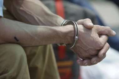 Uhapšen Prokupčanin zbog proizvodnje droge: Policija u stanu pronašla "raj" za narkomane