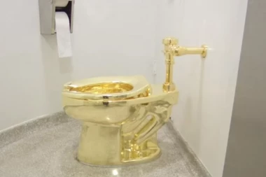 Zlatna WC šolja, otporna na metke i ukrašena sa 40.000 dijamanata košta pravo bogatstvo