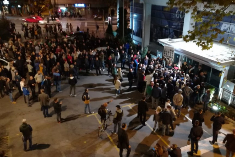 Đilasovi i Obradovićevi puleni se okupili ispred RTS