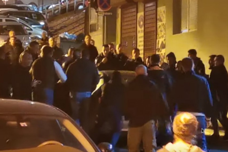 (VIDEO) INCIDENT U ABERDAREVOJ: Pokušali "mercedesom" da probiju Vučićevo obezbeđenje