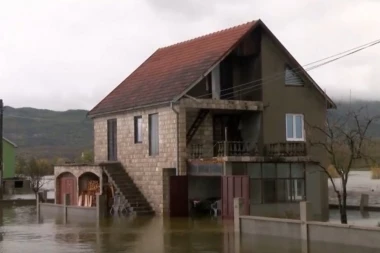(VIDEO) Apokalipsa u Crnoj Gori: Poplavljene kuće i kafići, spasioci jurcaju po terenu