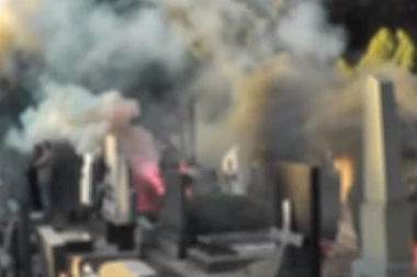 (VIDEO) Jezivi ispraćaj vođe navijača uz pesmu i bakljadu: "Gore na nebu armija prava, što za tvoje boje živote je dala!"