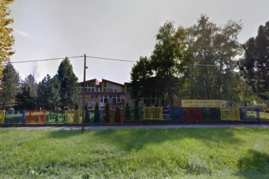 Skandal u OŠ "Vuk Karadžić" u Bačkoj Palanci: Razjareni otac napao mališana, pa gurao nastavnicu po hodniku