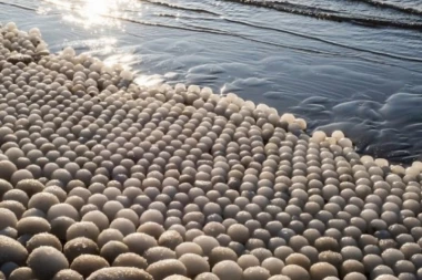 (FOTO) "Ledena jaja" zapalila internet: Ceo svet se divi prirodnom fenomenu na finskoj obali!