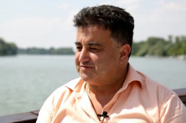 Direktor divljao po Novom Bečeju: Autom uleteo u park pun dece, čoveka nosio na haubi!