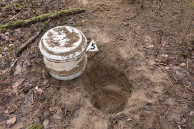 (FOTO) Zakopavali drogu u buradima u šumi: Policija uhapsila dva dilera u Subotici