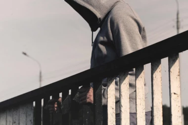 UŽAS U NIŠU: Muškarac se bacio sa mosta, pa slomio noge!