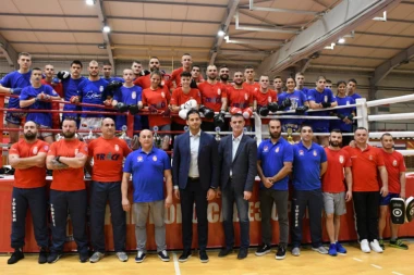 (FOTO) Ministar omladine i sporta posetio kik boks kamp!
