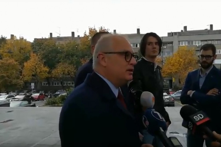 (VIDEO) Vesić: Smrt fašizmu! Obradović kao i svaka kukavica nije došao na suđenje da objasni kako on to nije fašista!
