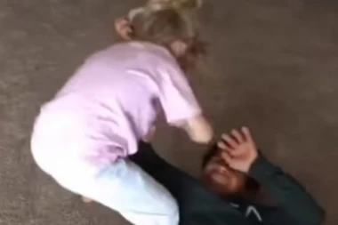 (VIDEO) Devojčica ga isprašila! Evo čemu zapravo služi stariji brat
