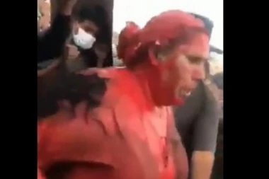 Demonstranti ošišali i ofarbali gradonačelnicu u boju krvi, dramatični snimci kruže svetom