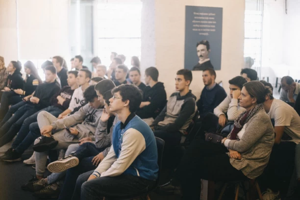 DA LI IMA RAZLOGA ZA PANIKU? Od nove školske godine smanjen broj učenika u odeljenjima - U GIMNAZIJAMA TAKOĐE MANJE ĐAKA