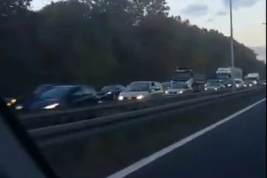 (VIDEO) Jeziv lančani sudar kod Aerodroma: Vatrogasci vade zarobljenje iz smrskanog vozila, jedno dete i još 6 osoba povređeno