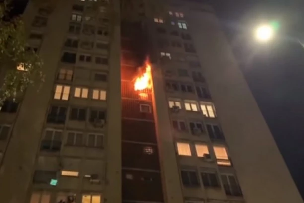 POŽAR U ZGRADI, NAJMANJE TROJE MRTVIH! Devetoro u kritičnom stanju, vatrogasci se bore sa stihijom (VIDEO)