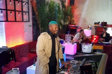 (FOTO) Legendarni napadač vrti miksetu: Bivši fudbaler Liverpula postao di-džej i došao da napravi ludu žurku u Beogradu!