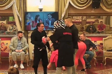 (FOTO) ISPADE JOJ ONA STVAR: Takmičarka se zaigrala, pa častila muškarce vrelim prizorom!