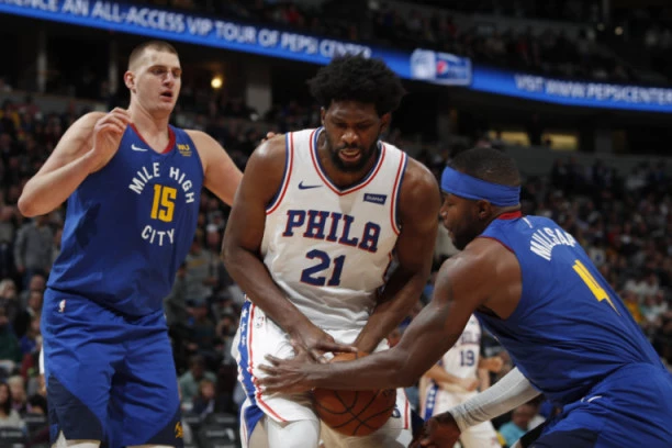 (FOTO) NE MOŽE DA MU DOSKOČI: Isfrustirani Embid udario na Jokića!