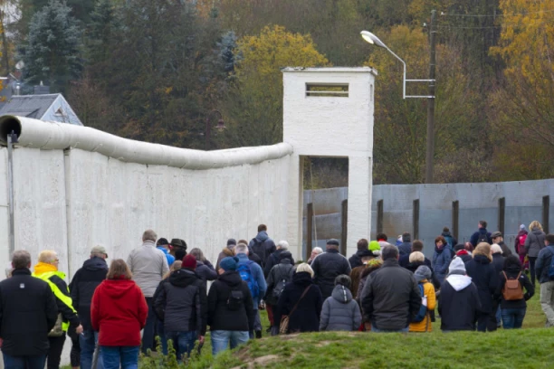 GRADI SE NOVI BERLINSKI ZID U EVROPI: Tri metra visok, 200 km dugačak, imaće bodljikavu žicu, a evo koga će razdvajati