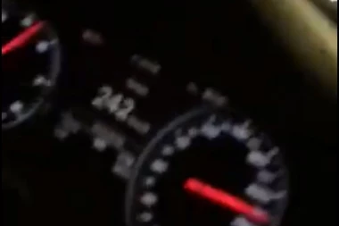Snimak divljačke vožnje osvanuo na društvenim mrežama! Đavolji vozač projurio pored policije, a onda dao GAS DO DASKE!