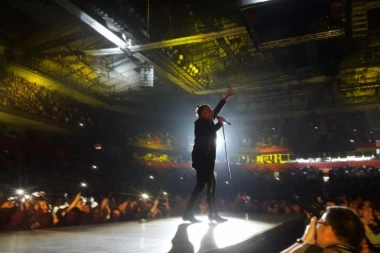 (FOTO) Spektakl u Areni: Hitove "Parnog valjka" pevalo 15 000 ljudi!