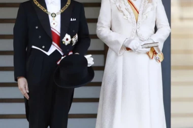 (VIDEO, FOTO) Na hiljade ljudi izašlo na ulice da pozdravi japanskog cara