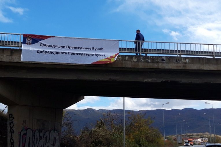 (FOTO) Vučića na Ohridu dočekali kao svog uz transparent dobrodošlice