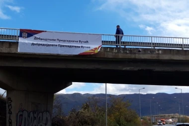 (FOTO) Vučića na Ohridu dočekali kao svog uz transparent dobrodošlice